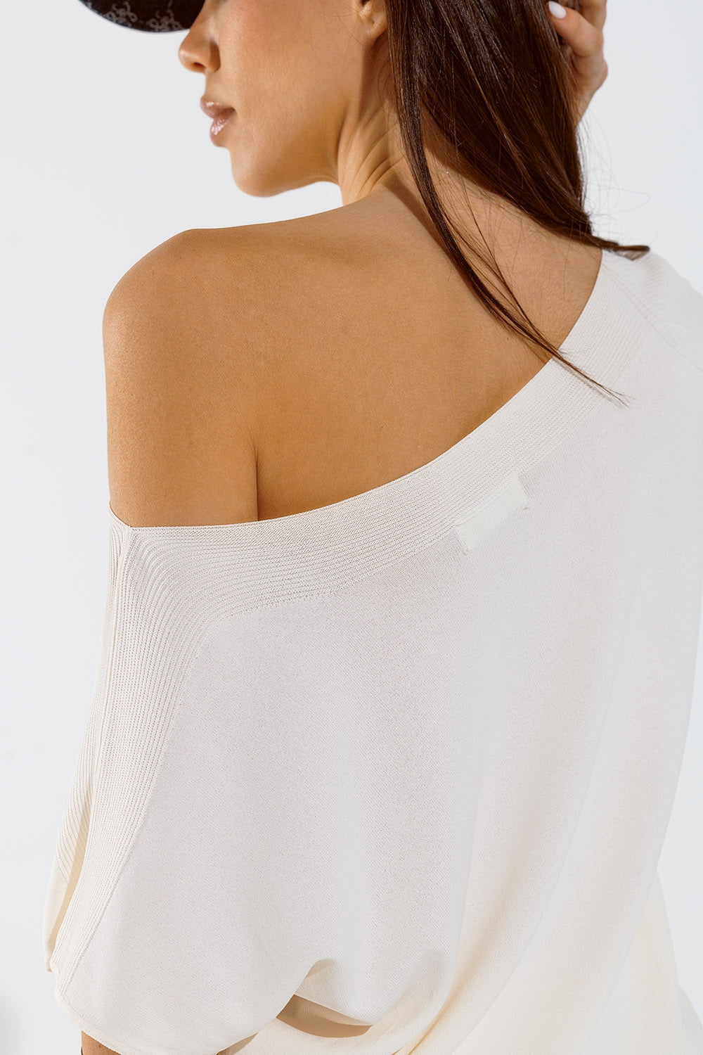 Maglione off the shoulder rilassato color crema
