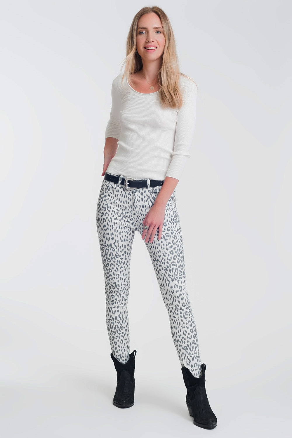 Maglione operato con scollo ampio bianco