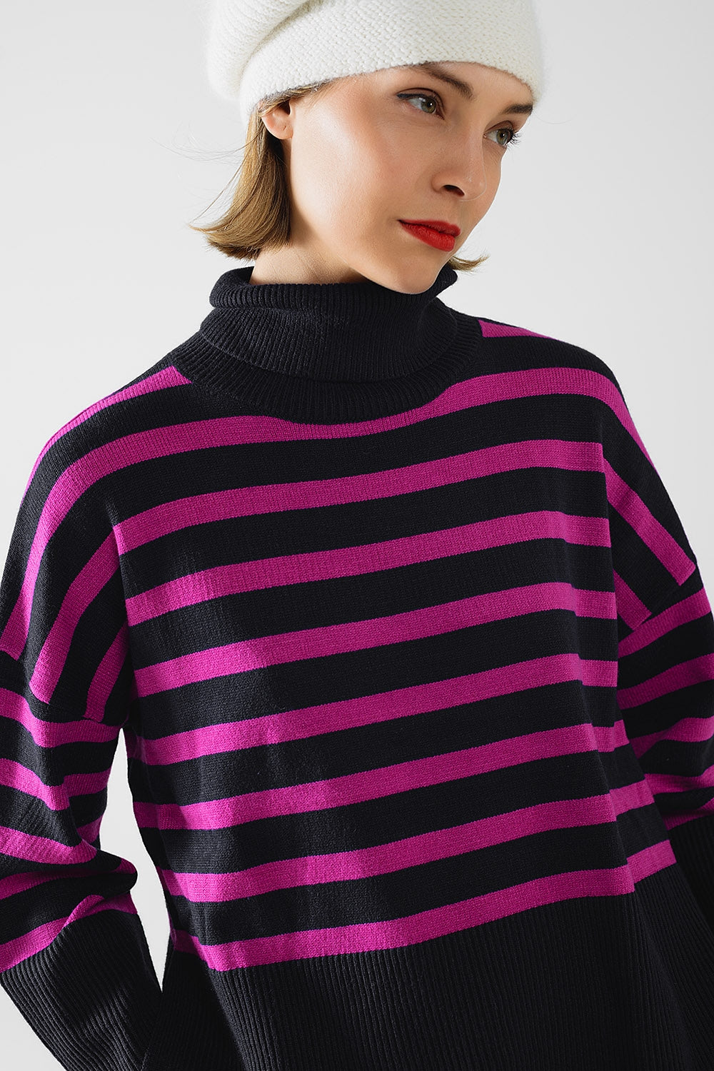Q2 Maglione oversize a collo alto color navy con righe fucsia e spacchetti laterali