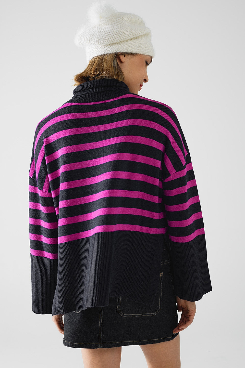 Maglione oversize a collo alto color navy con righe fucsia e spacchetti laterali