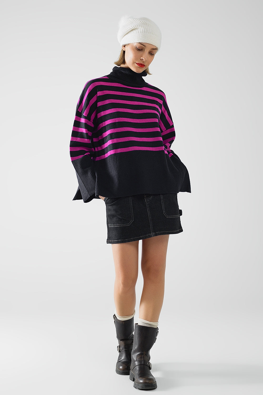 Maglione oversize a collo alto color navy con righe fucsia e spacchetti laterali