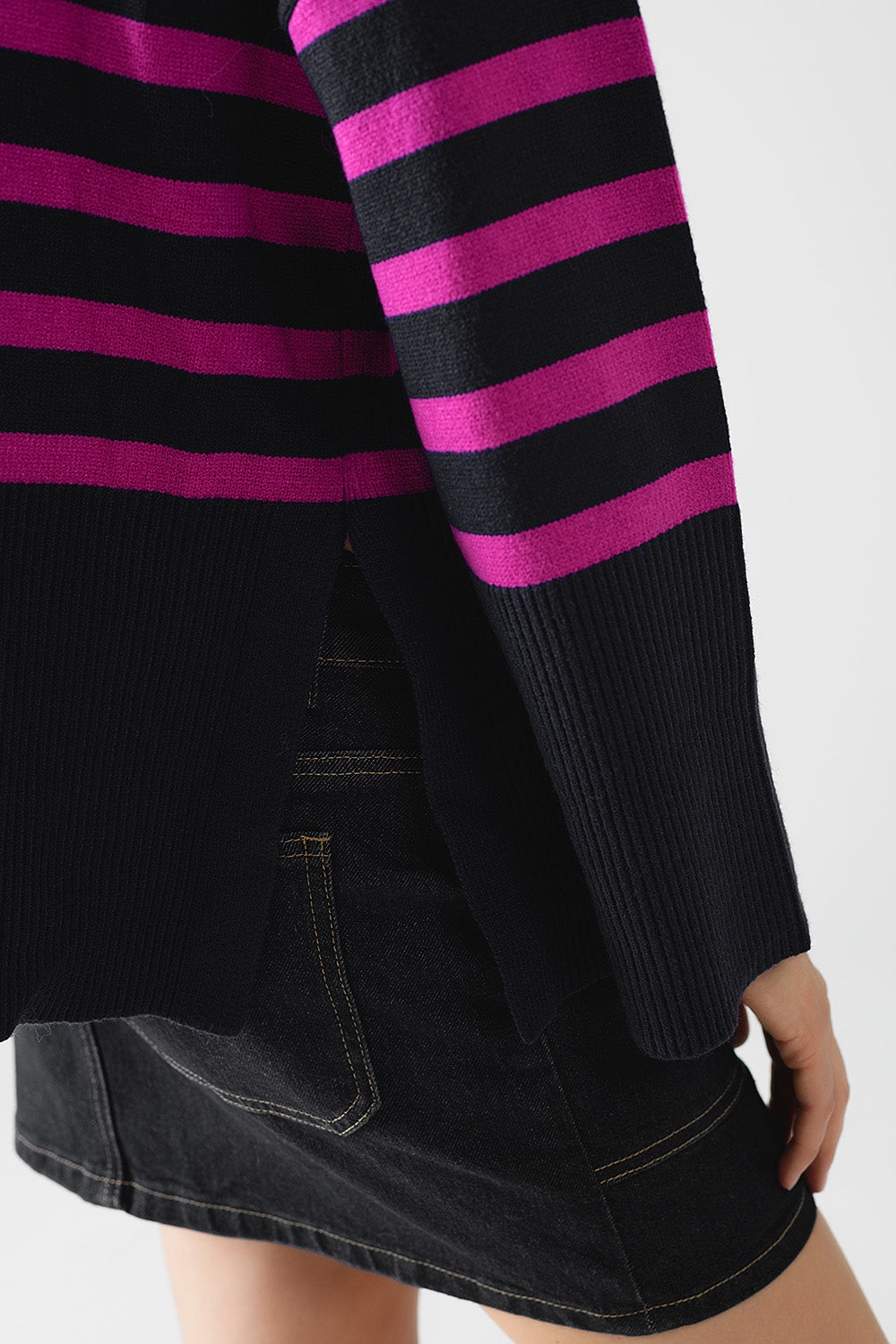 Maglione oversize a collo alto color navy con righe fucsia e spacchetti laterali