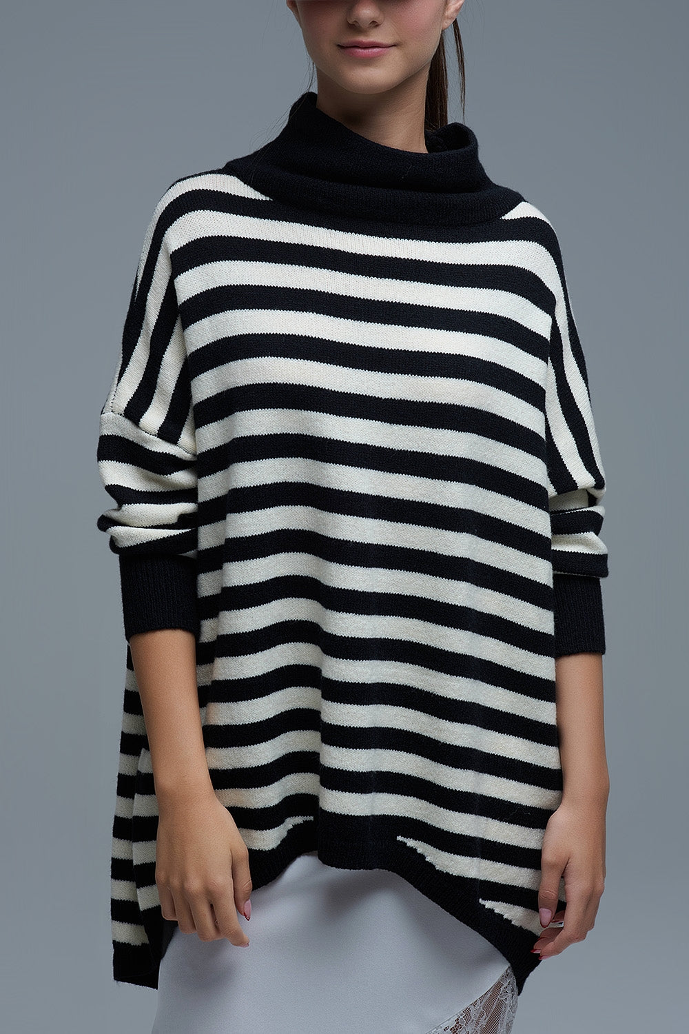 Maglione oversize a collo alto con ali di pipistrello e strisce in bianco e nero