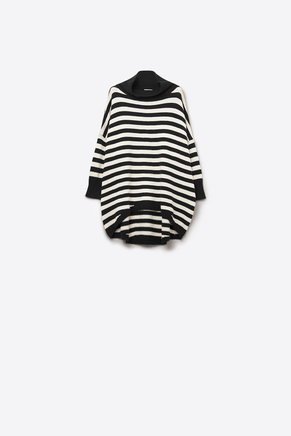 Maglione oversize a collo alto con ali di pipistrello e strisce in bianco e nero