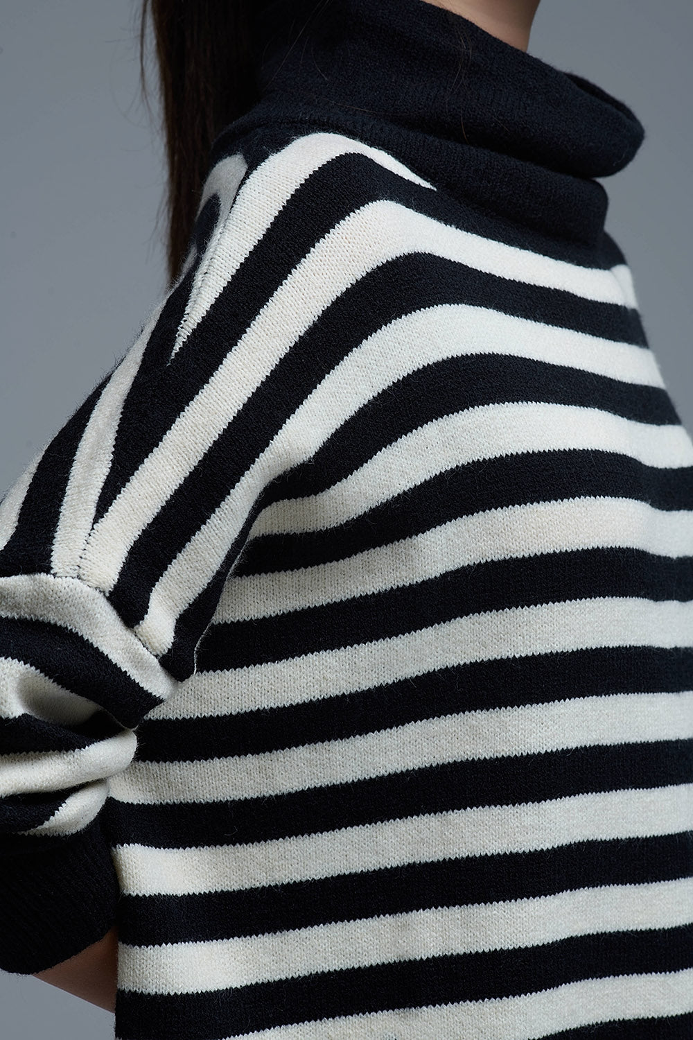 Maglione oversize a collo alto con ali di pipistrello e strisce in bianco e nero