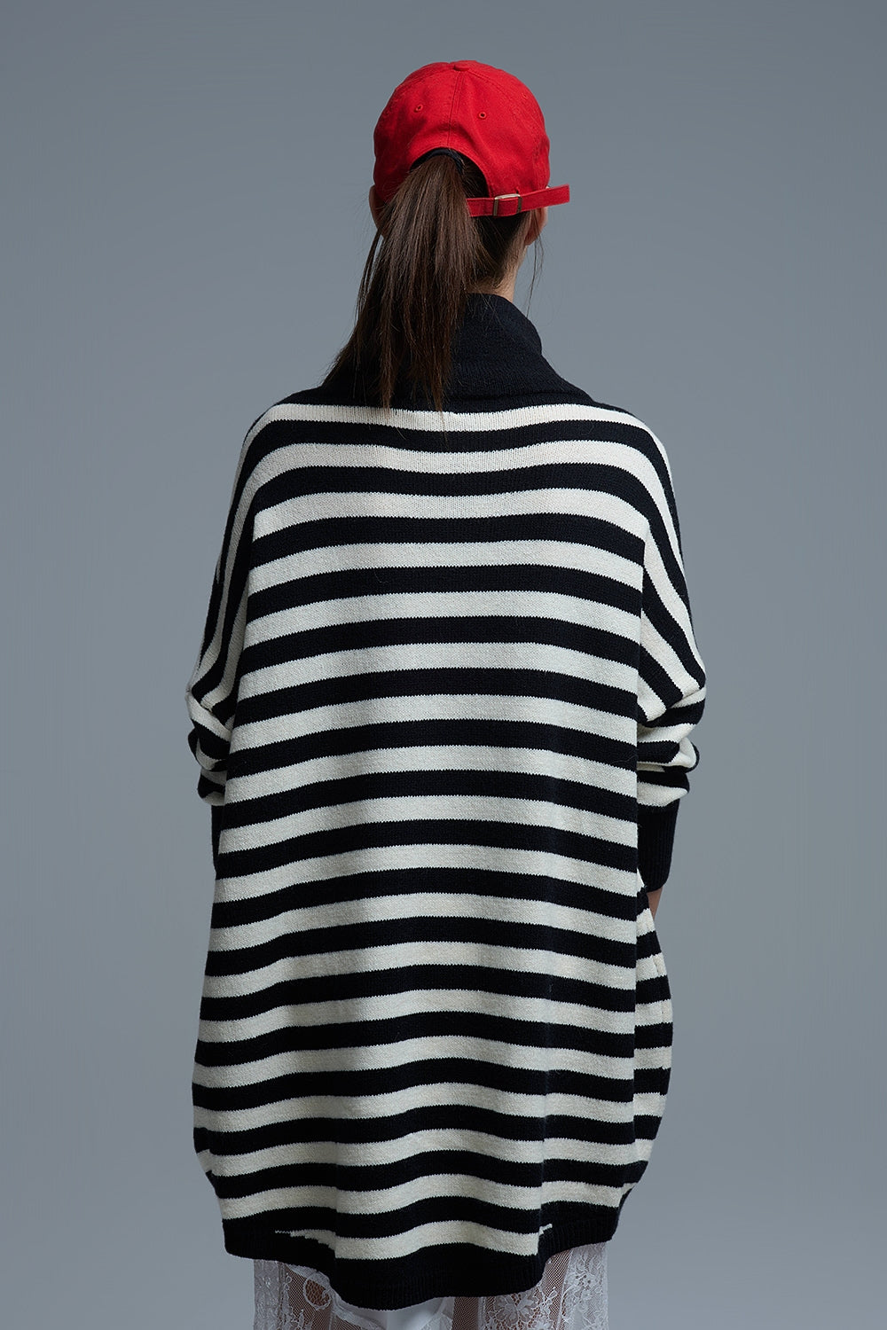 Maglione oversize a collo alto con ali di pipistrello e strisce in bianco e nero