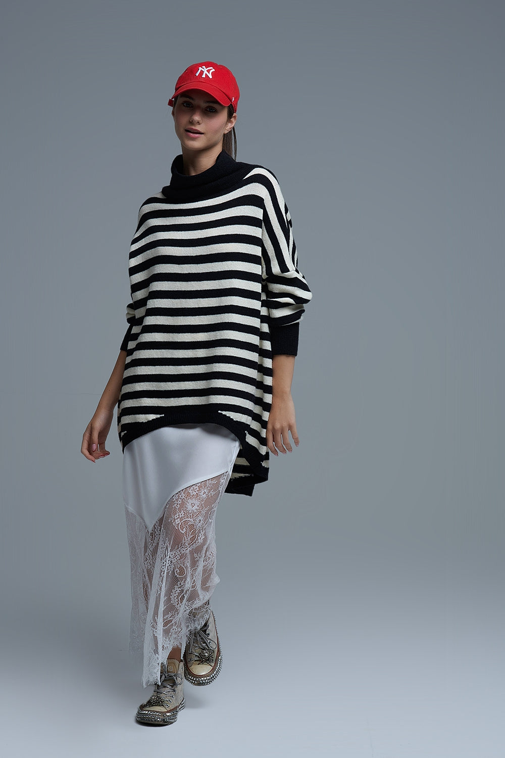 Maglione oversize a collo alto con ali di pipistrello e strisce in bianco e nero