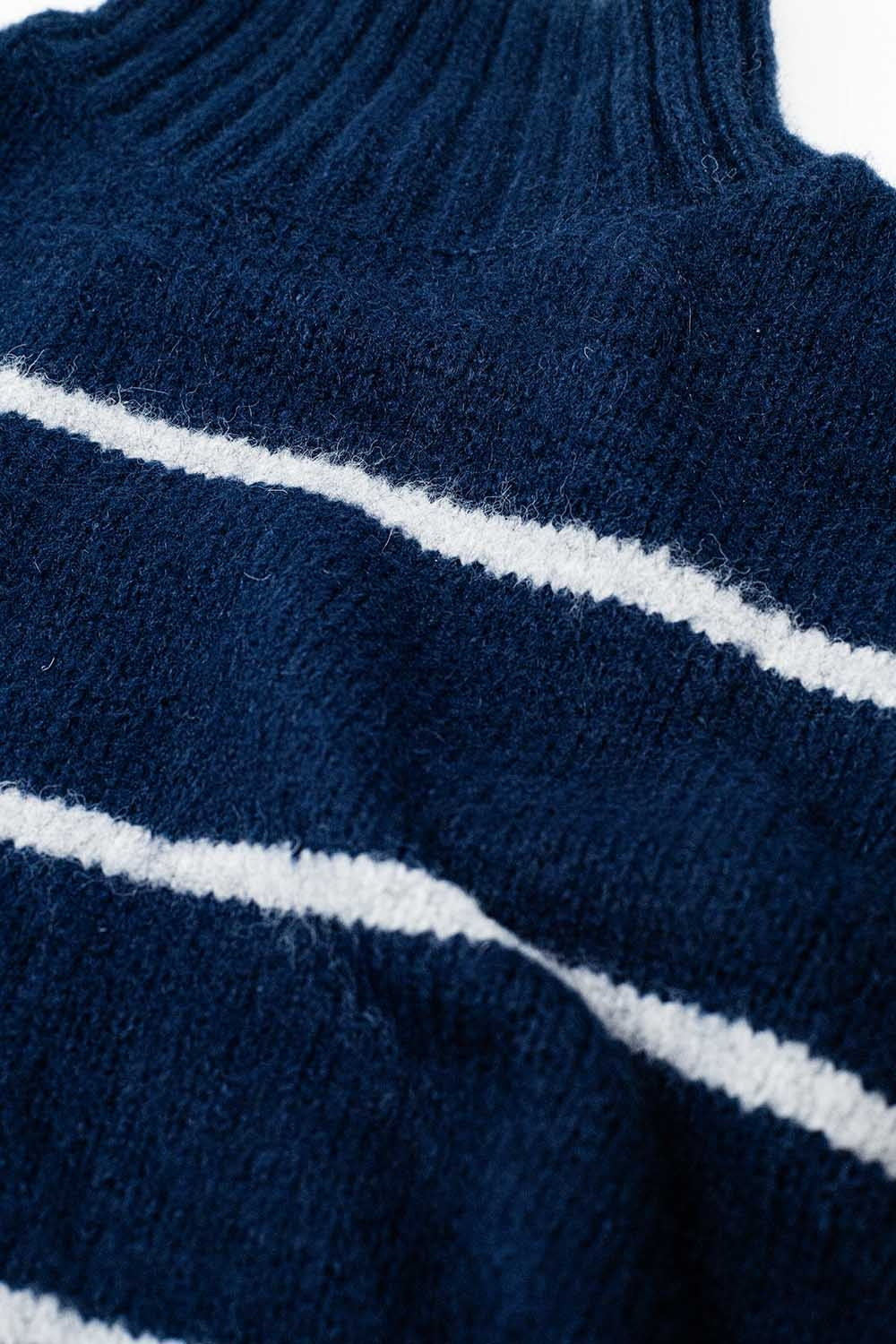 Maglione oversize a righe bianche in stile navy