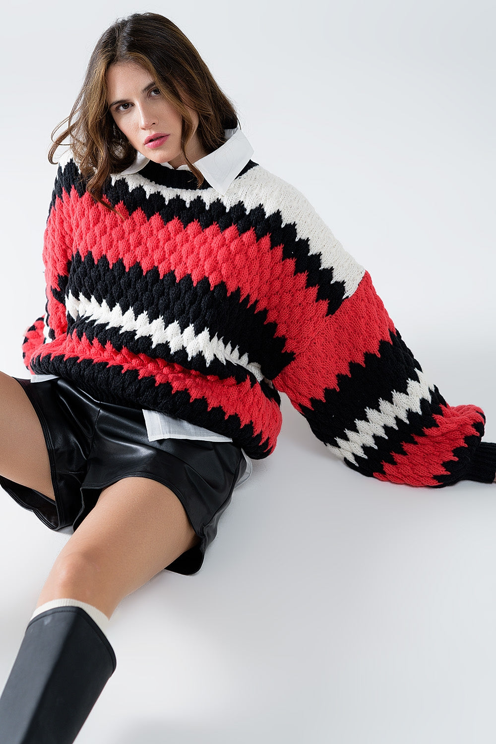 Q2 maglione oversize a righe zig zag rosse