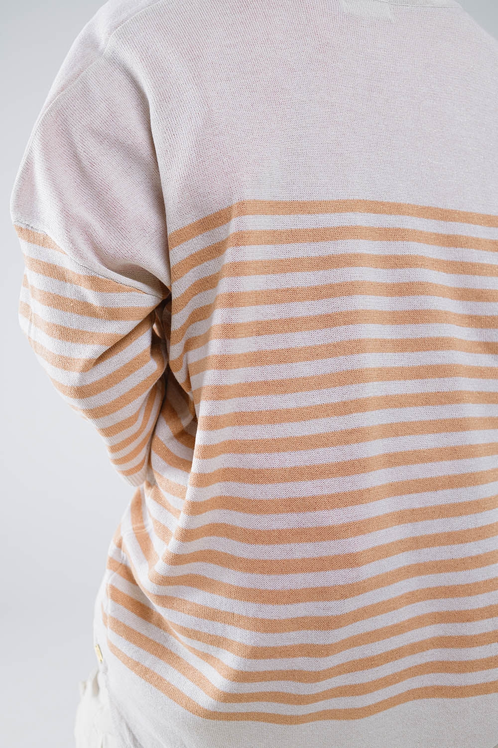Maglione oversize beige a righe marroni con scollo a V