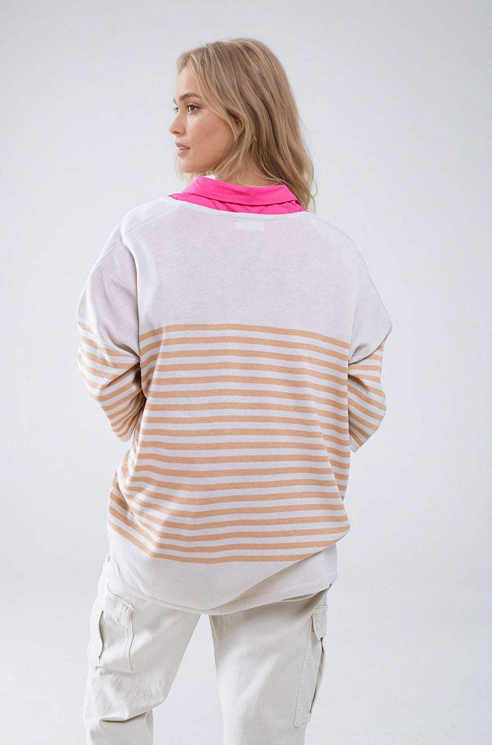 Maglione oversize beige a righe marroni con scollo a V