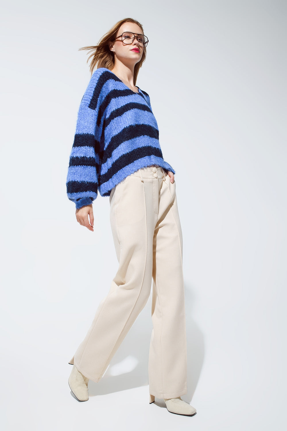 Maglione oversize blu a righe con maniche a palloncino