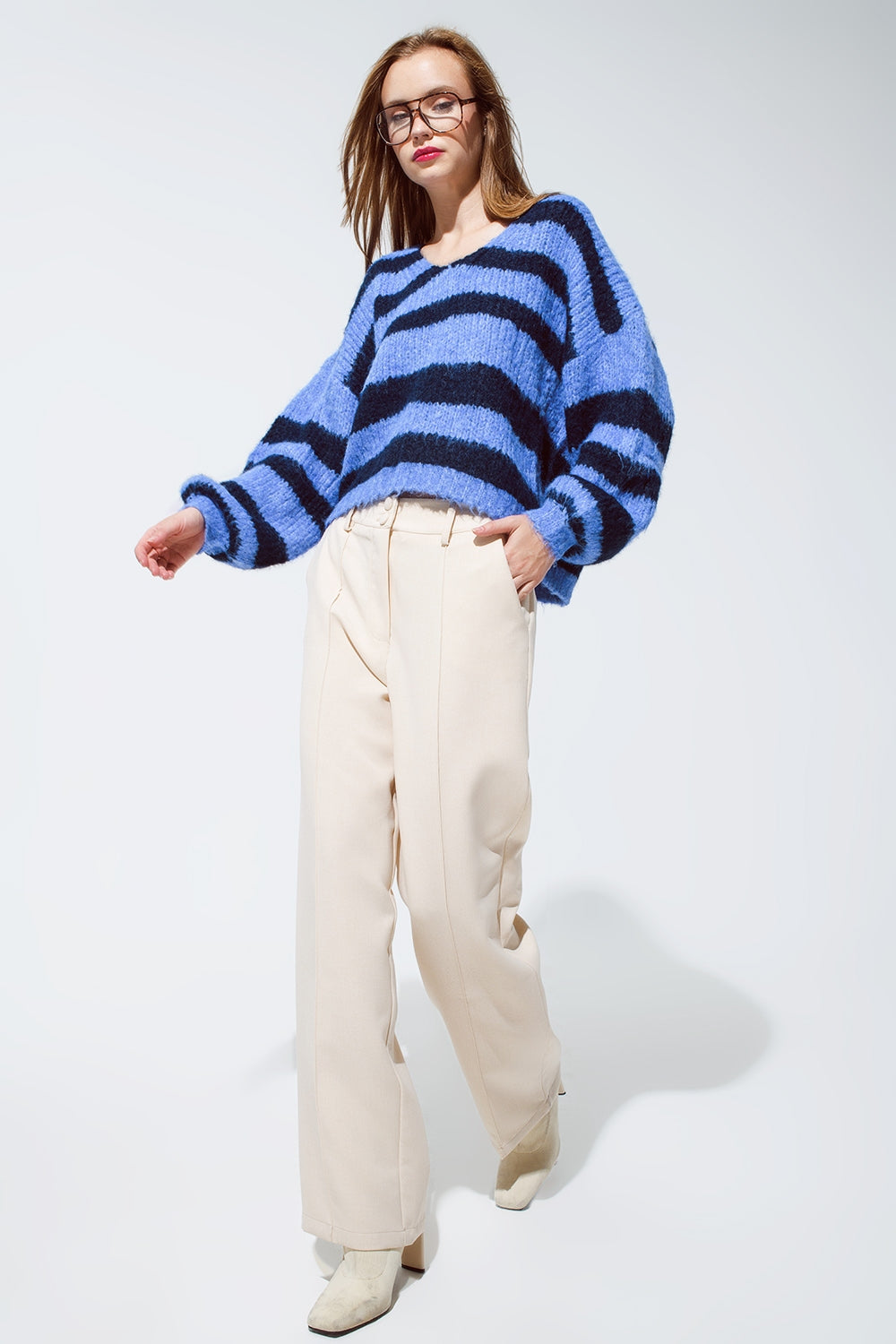 Maglione oversize blu a righe con maniche a palloncino