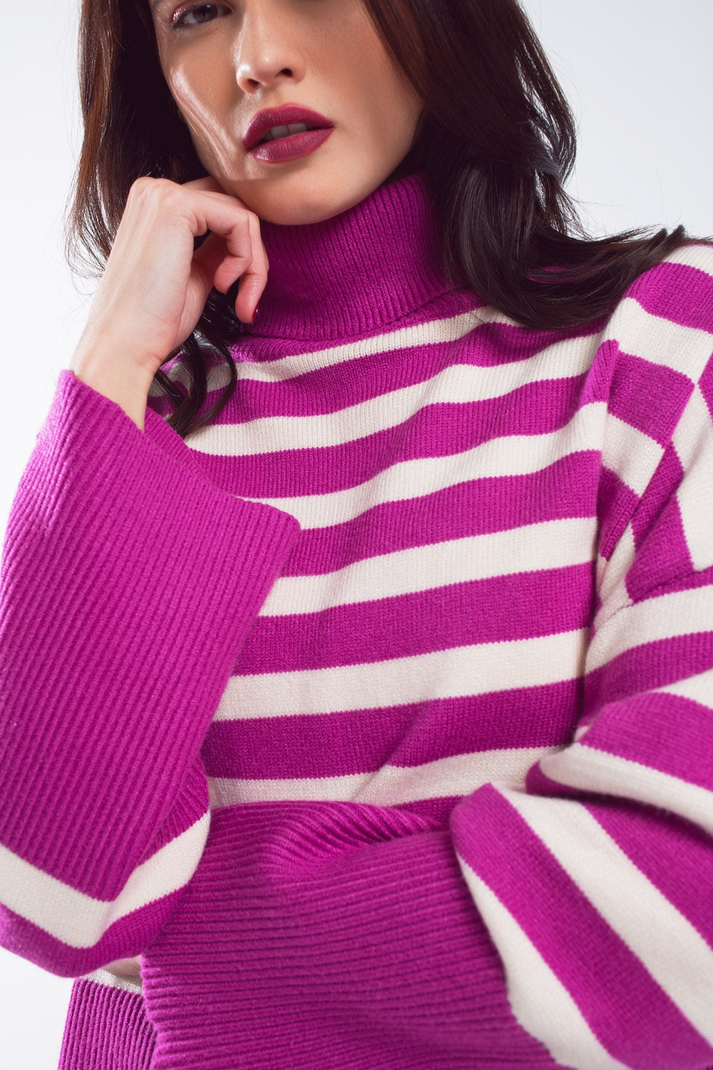 Maglione oversize fucsia a collo alto con righe bianche e spacchi laterali