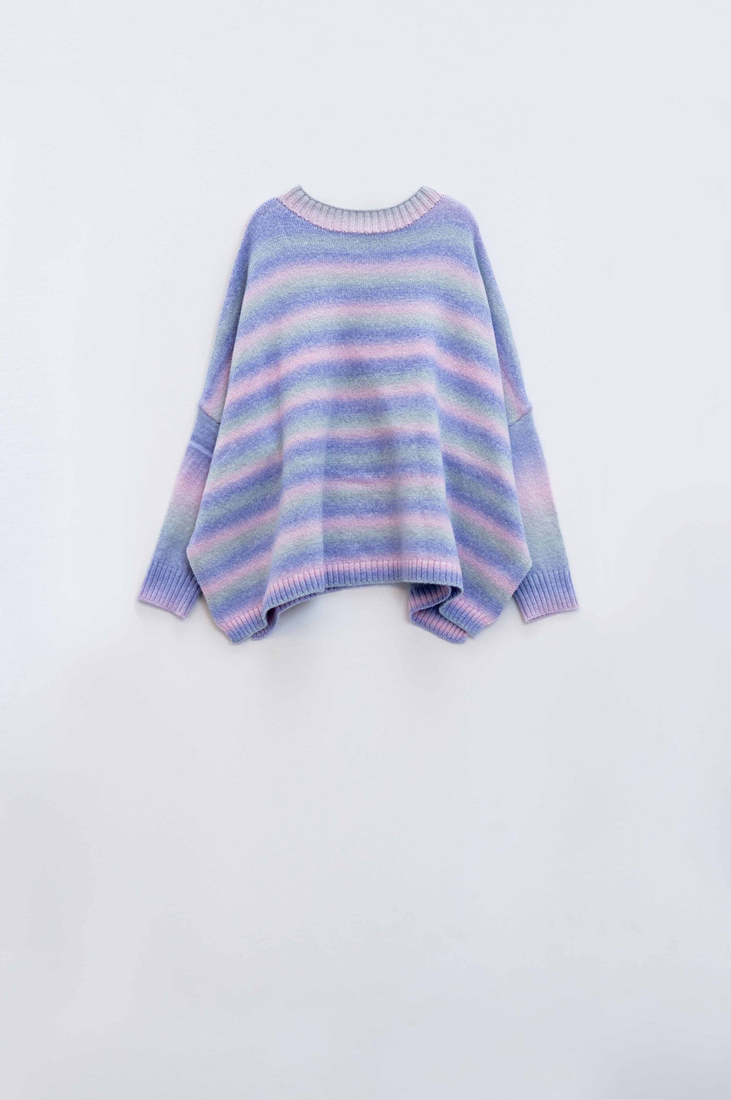 Maglione oversize multicolor nelle sfumature del viola a collo alto con spacchi laterali