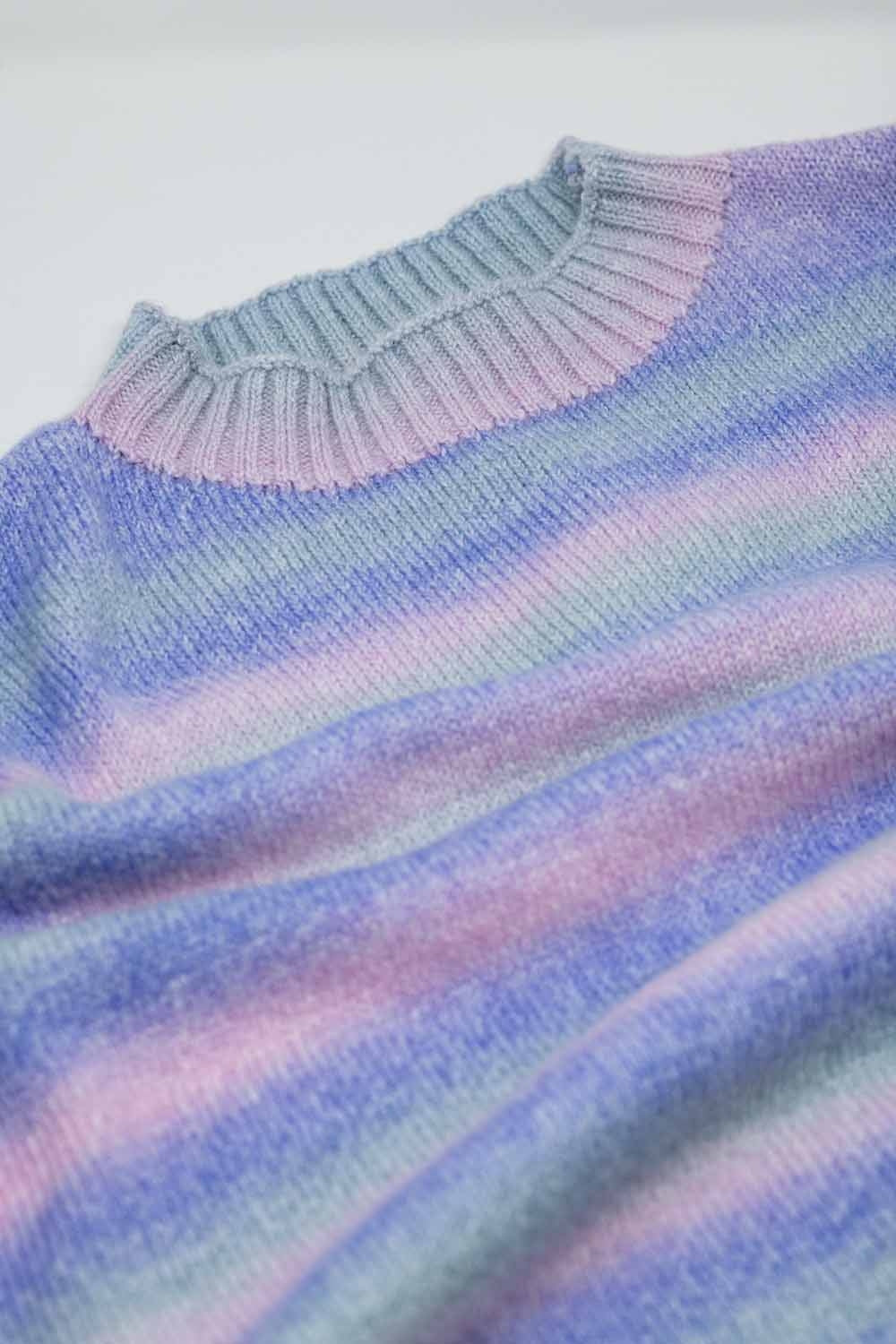 Maglione oversize multicolor nelle sfumature del viola a collo alto con spacchi laterali