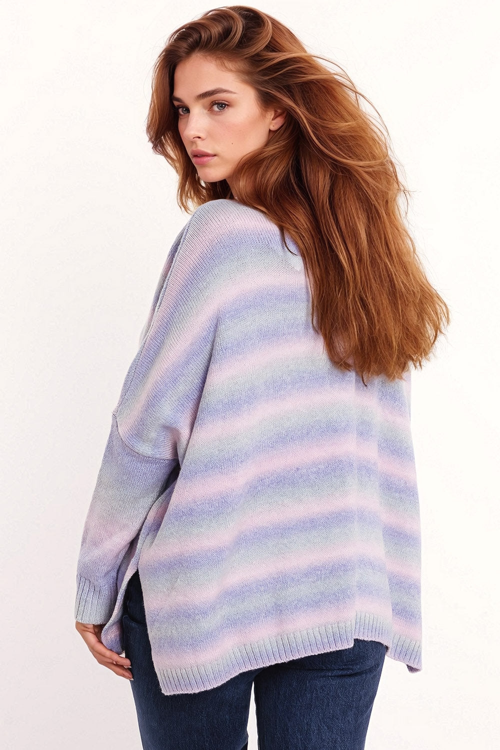 Maglione oversize multicolor nelle sfumature del viola a collo alto con spacchi laterali