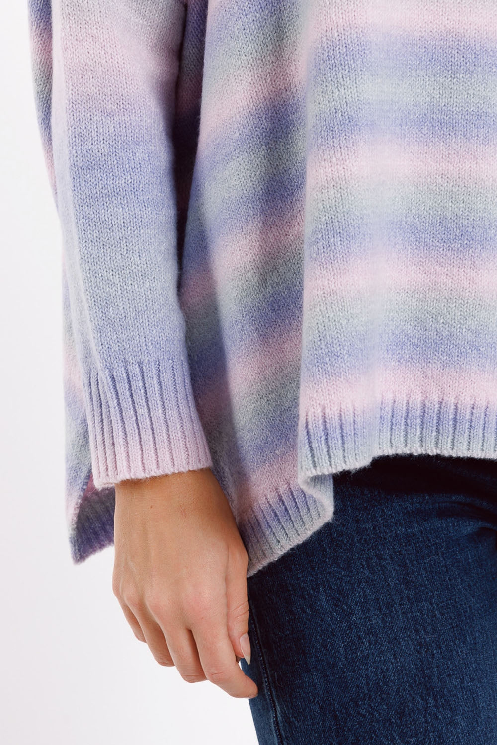 Maglione oversize multicolor nelle sfumature del viola a collo alto con spacchi laterali