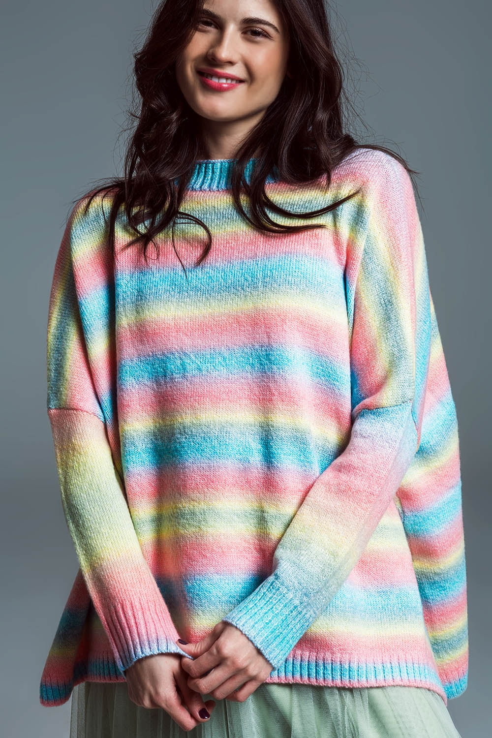 Maglione oversize multicolore a collo alto con spacchi laterali