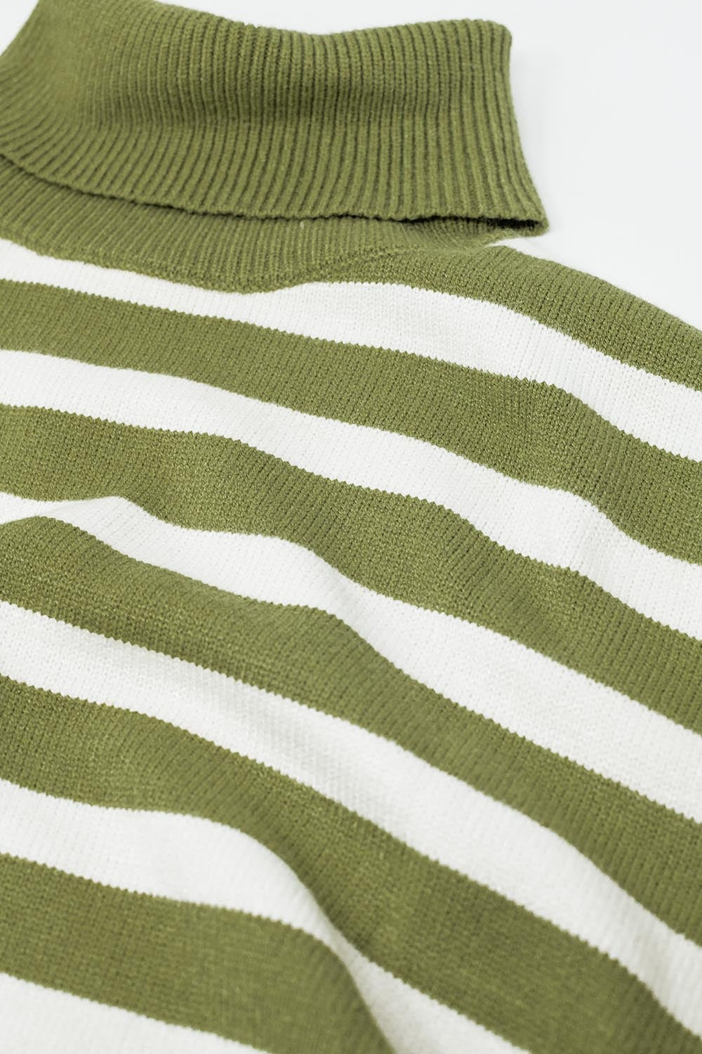 Maglione oversize verde a collo alto con righe bianche e spacchetti laterali