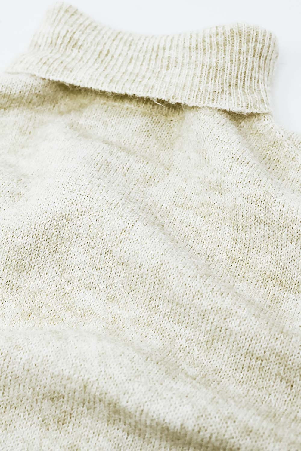 maglione panna a collo alto e soffice dal taglio rilassato