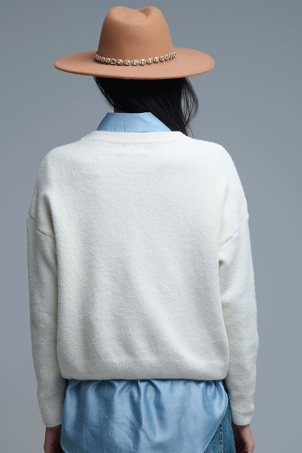 Maglione panna con collo rotondo e ricamo