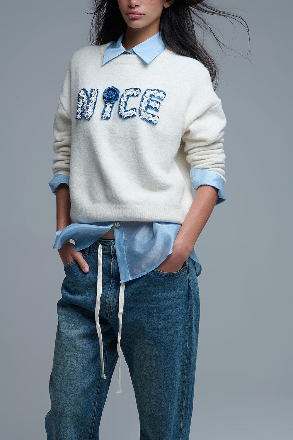 Maglione panna con collo rotondo e ricamo
