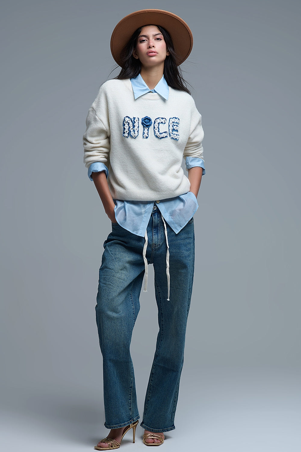Maglione panna con collo rotondo e ricamo
