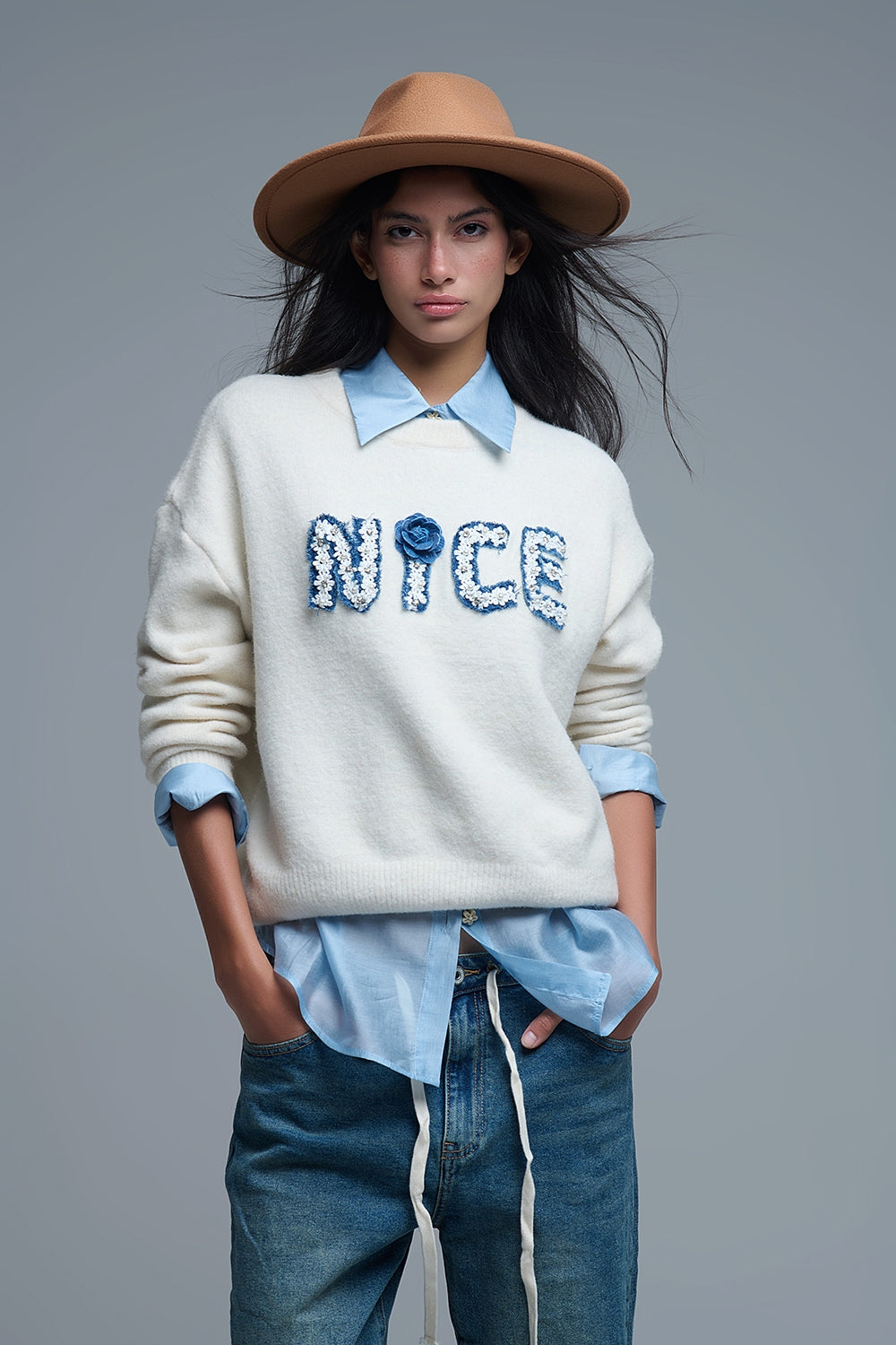 Maglione panna con collo rotondo e ricamo
