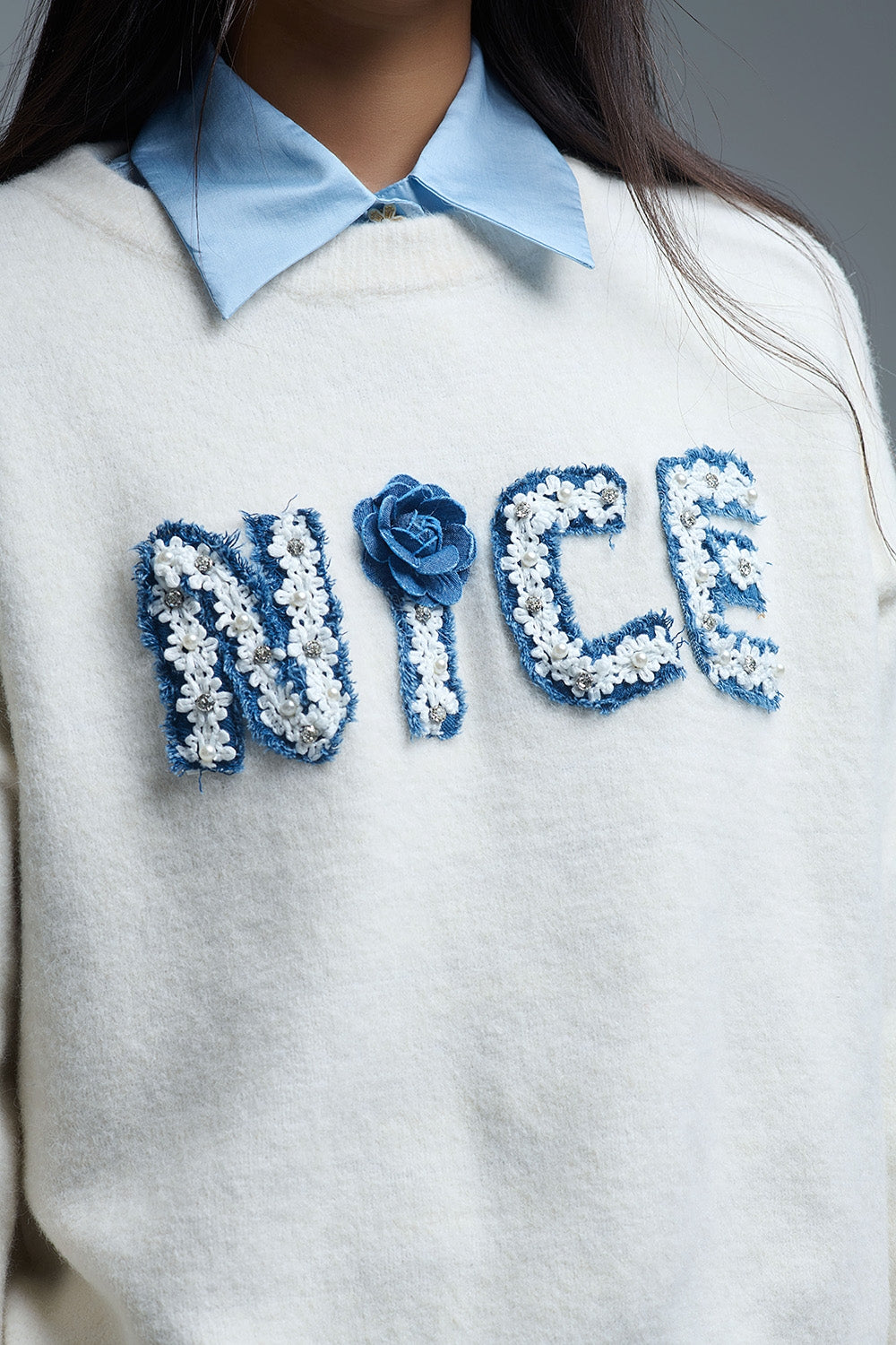 Maglione panna con collo rotondo e ricamo