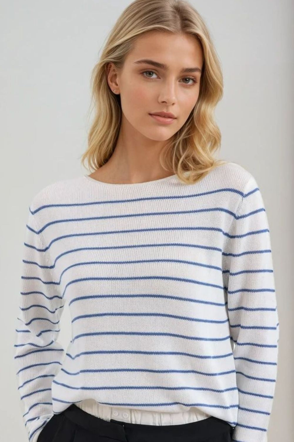 Q2 Maglione panna con strisce blu in maglia fine