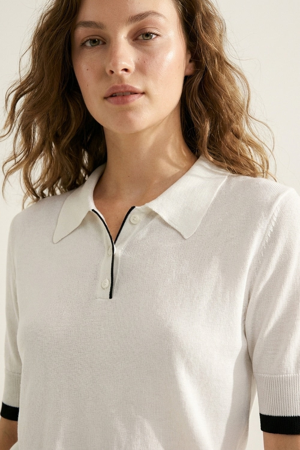 Maglione polo bianco con dettagli neri