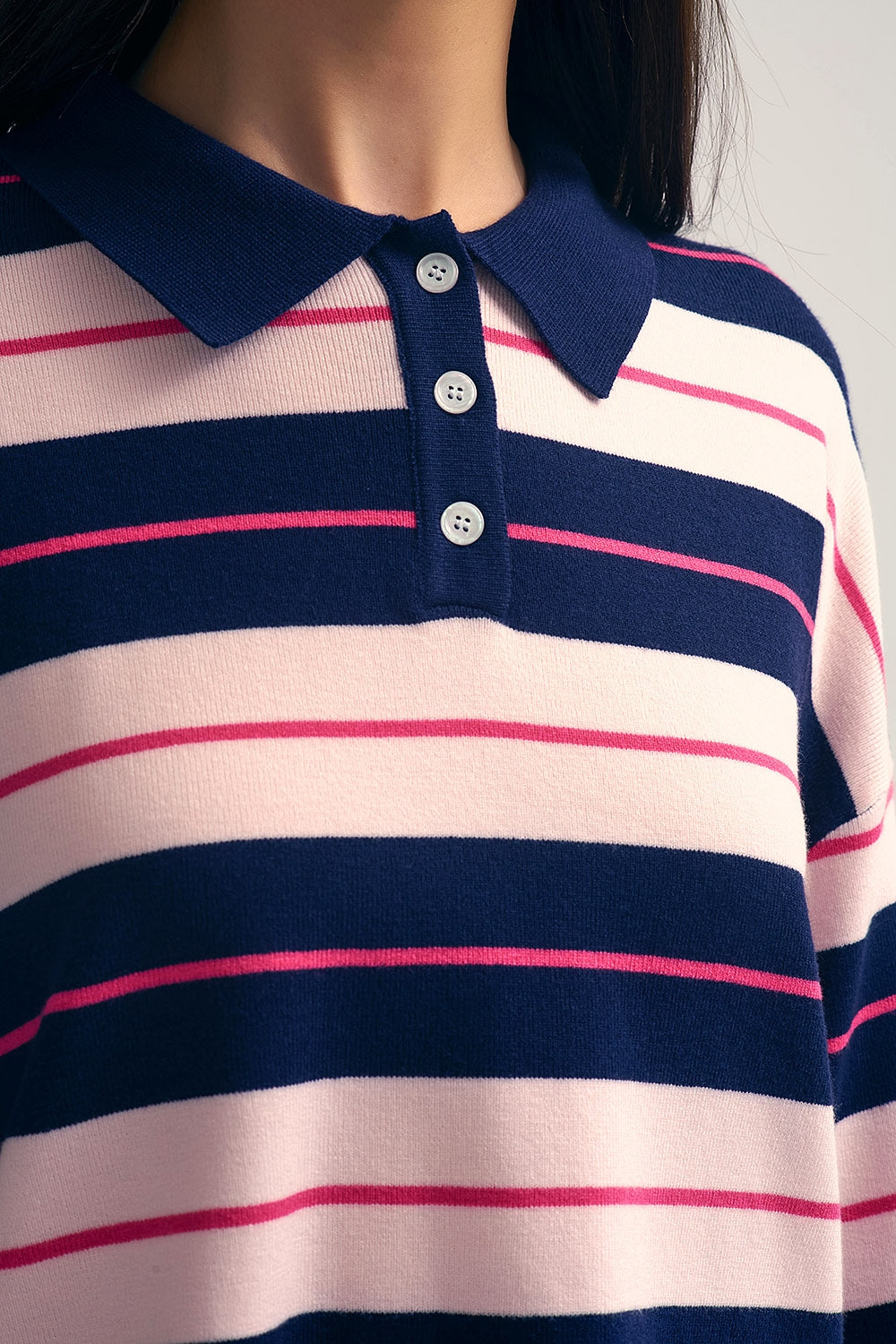 Maglione polo in maglia a righe blu navy con colletto abbottonato