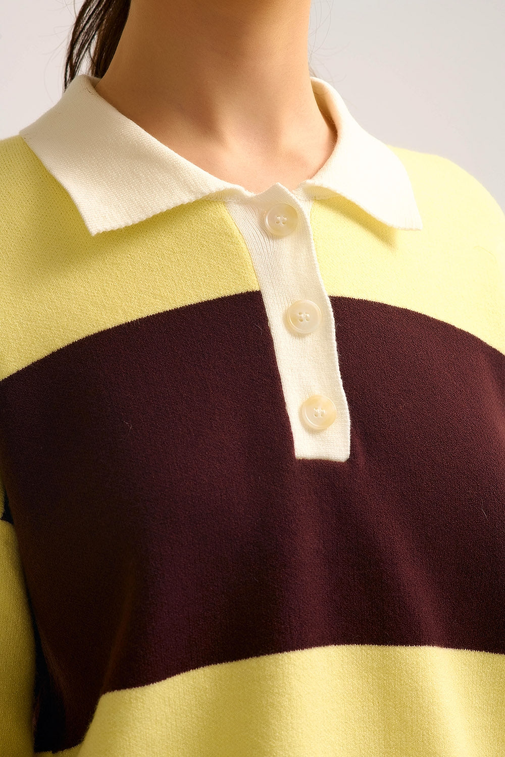 Maglione polo in maglia gialla con strisce marroni