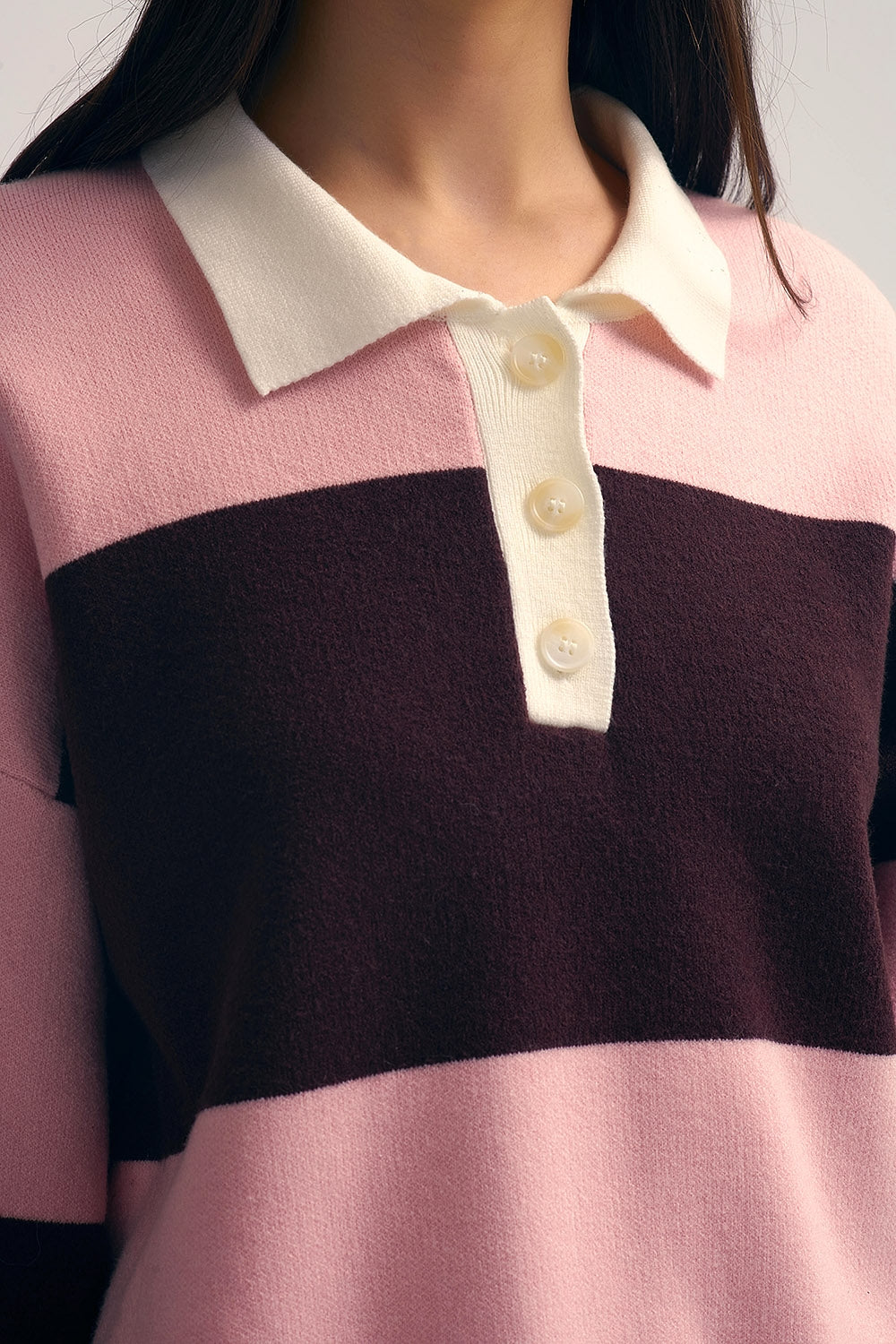 Maglione polo in maglia rosa con strisce marroni