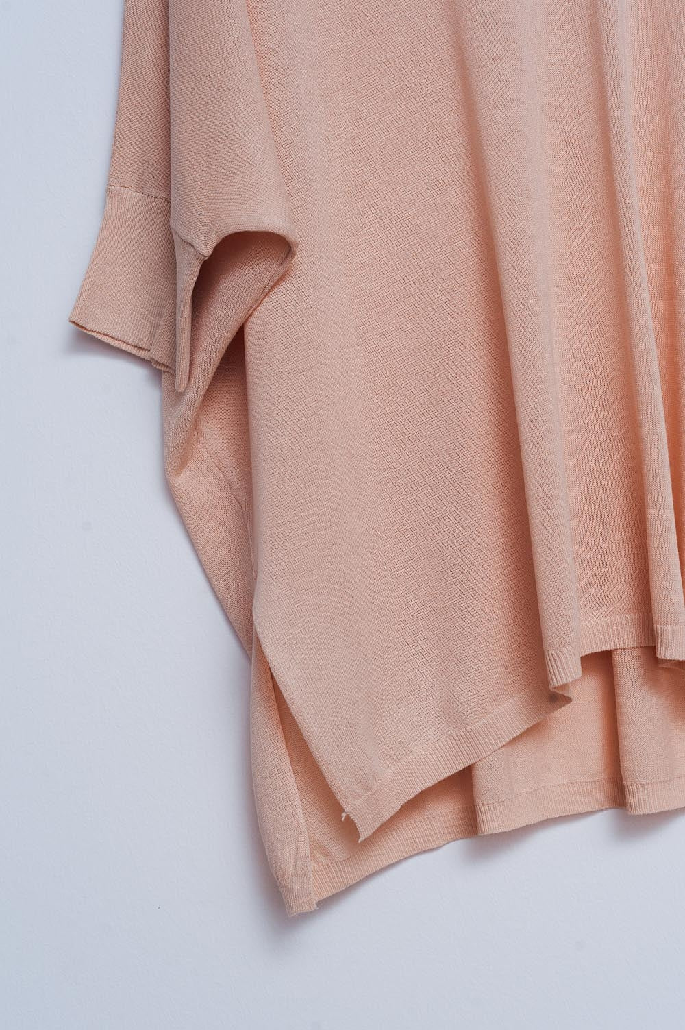 Maglione quadrato beige con scollo a V e manica corta
