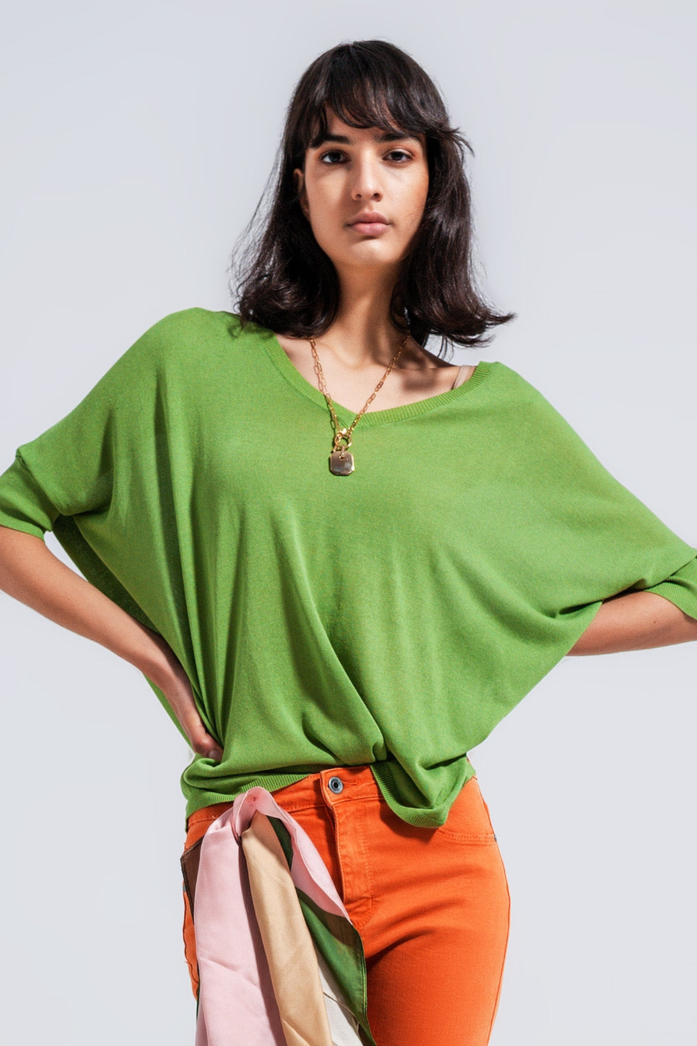 Maglione quadrato verde con scollo a V e manica corta