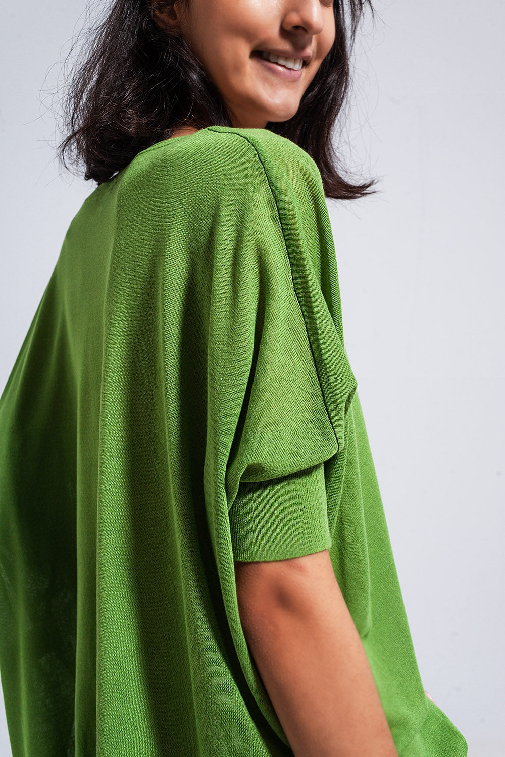 Maglione quadrato verde con scollo a V e manica corta