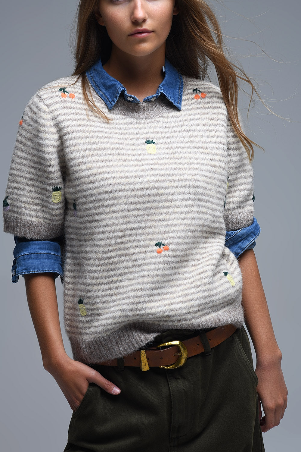Maglione ricamato a maniche corte a righe beige