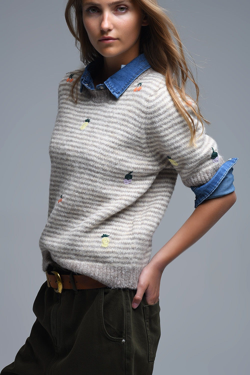Q2 Maglione ricamato a maniche corte a righe beige