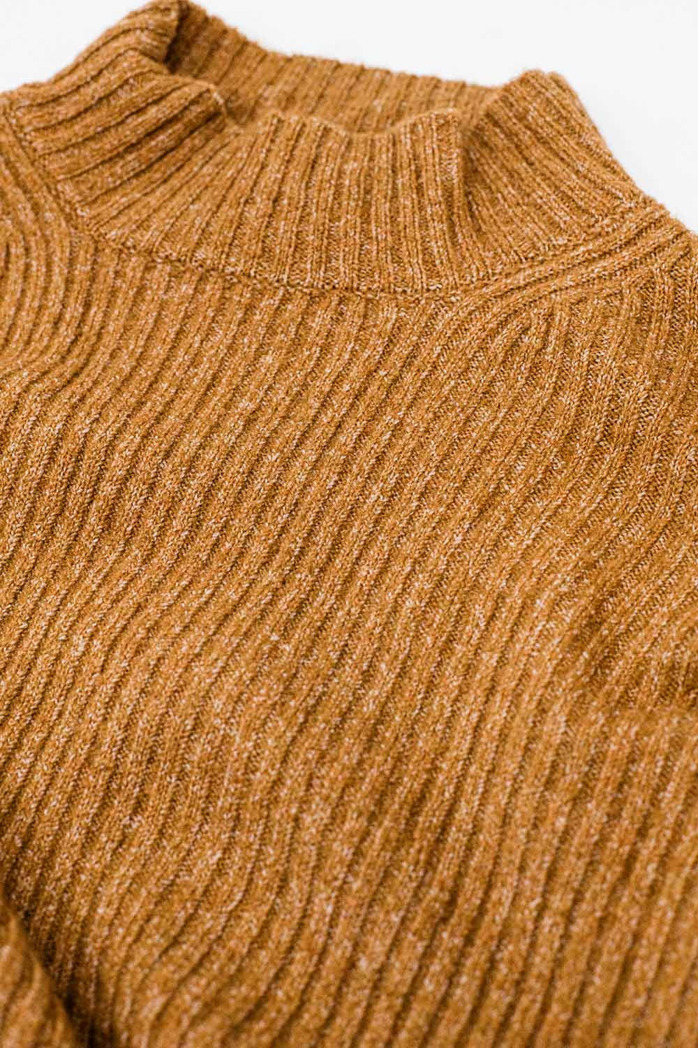 maglione rilassato a collo alto a coste color cammello