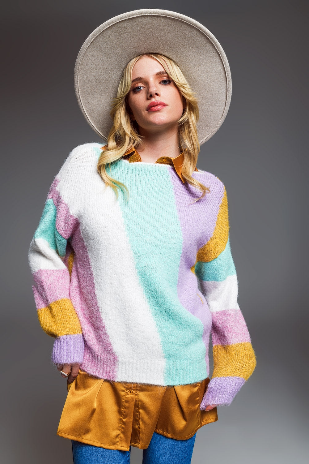 Maglione rilassato a righe diagonali multicolore con scollo a barca nei colori pastello