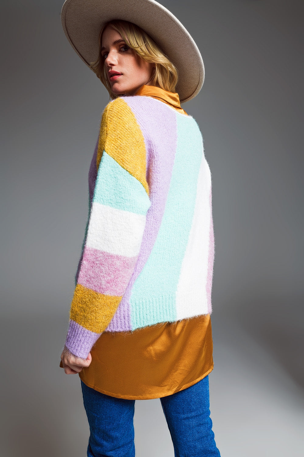 Maglione rilassato a righe diagonali multicolore con scollo a barca nei colori pastello