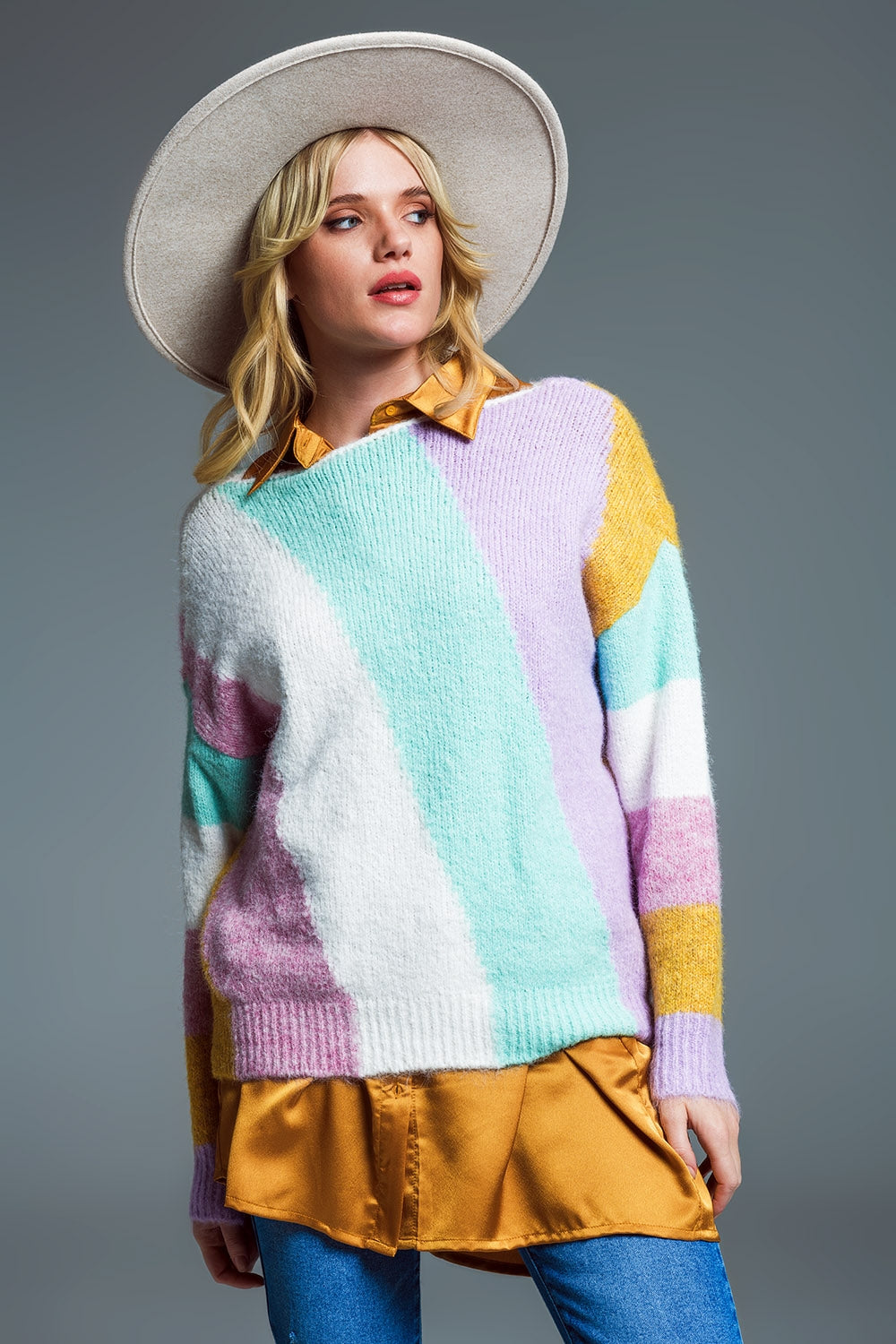 Maglione rilassato a righe diagonali multicolore con scollo a barca nei colori pastello