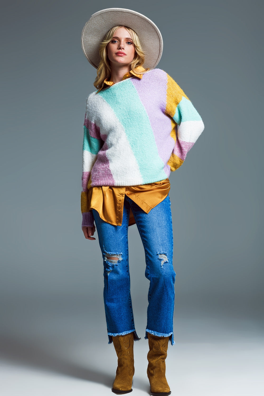Maglione rilassato a righe diagonali multicolore con scollo a barca nei colori pastello