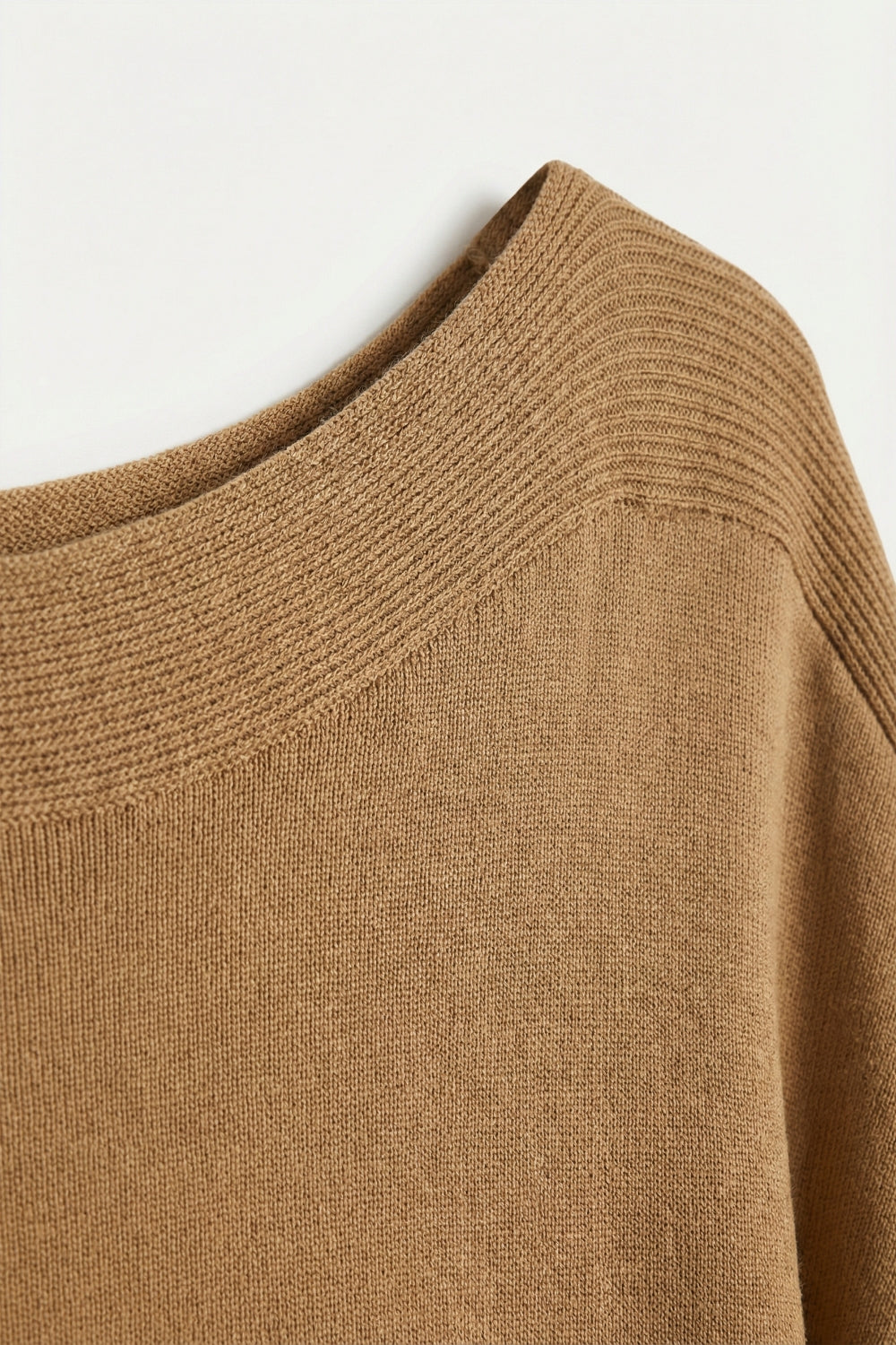 Maglione rilassato con scollo a barchetta color cammello e maniche scese