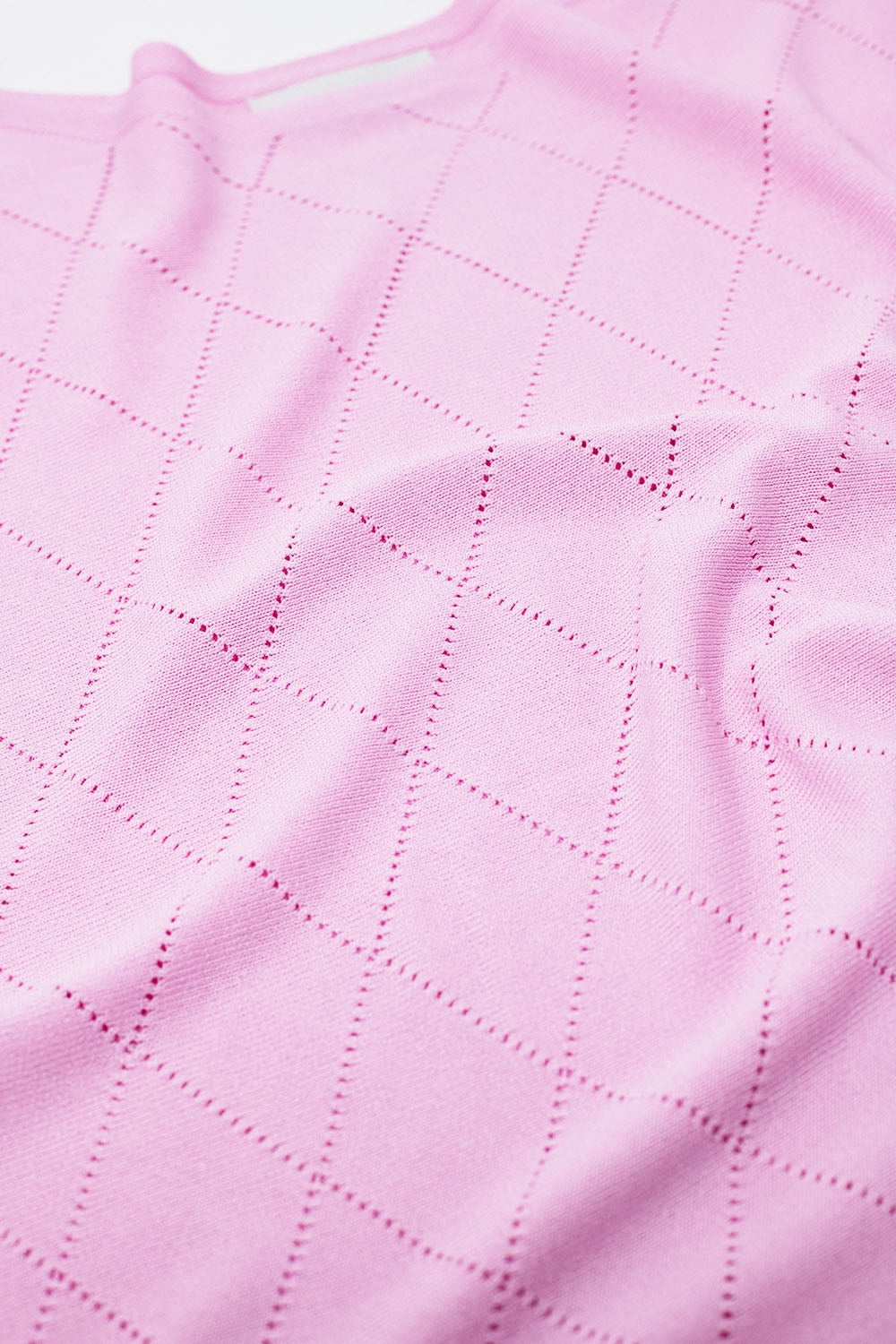 Maglione rosa chiaro con stampa argyle e scollo a barca