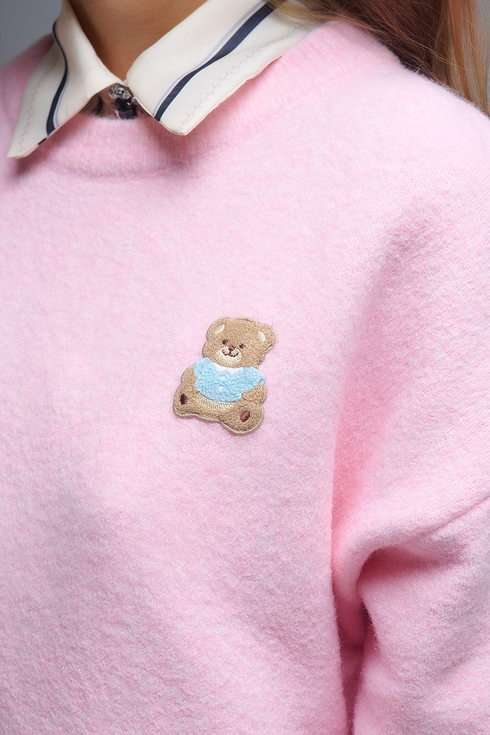 Maglione rosa con toppe a forma di orso