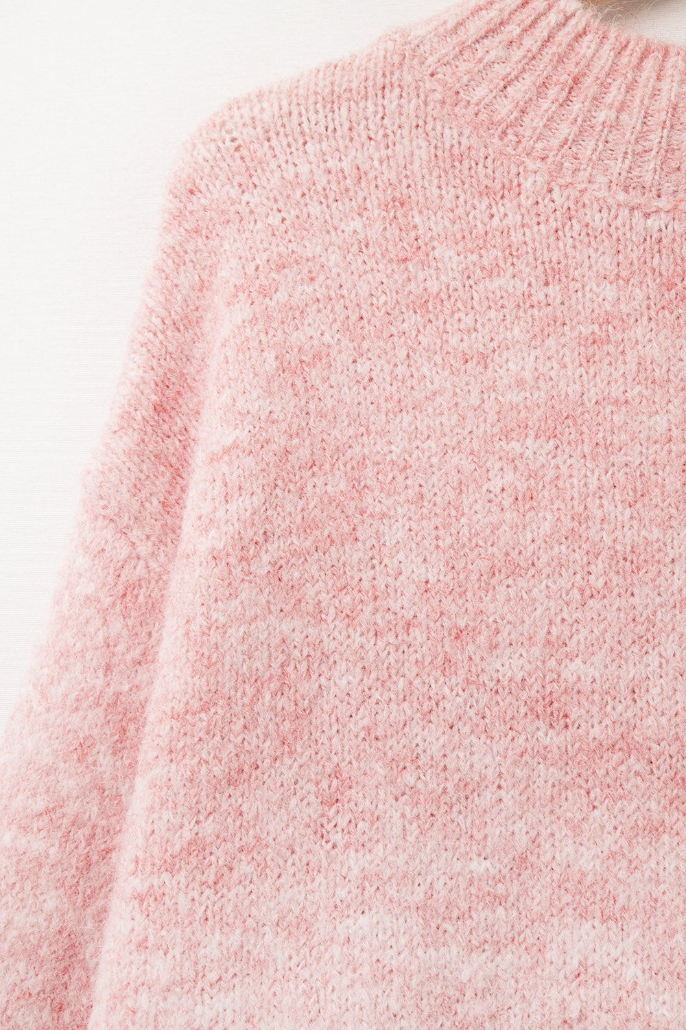 Maglione rosa soffice con maniche a tre quarti e scollo rotondo