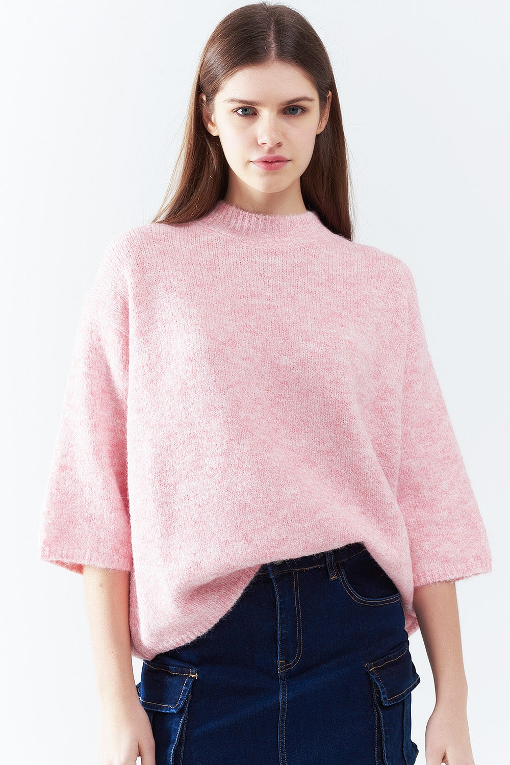 Maglione rosa soffice con maniche a tre quarti e scollo rotondo